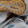 venta-online-pashmina-exclusiva-lana-extrafina-estampada-invierno-azul-añil-claro-dibujos-amebas-marrones-oro-detalle